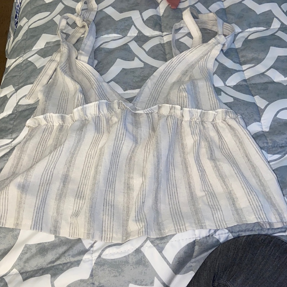 Thin tie at the top tank